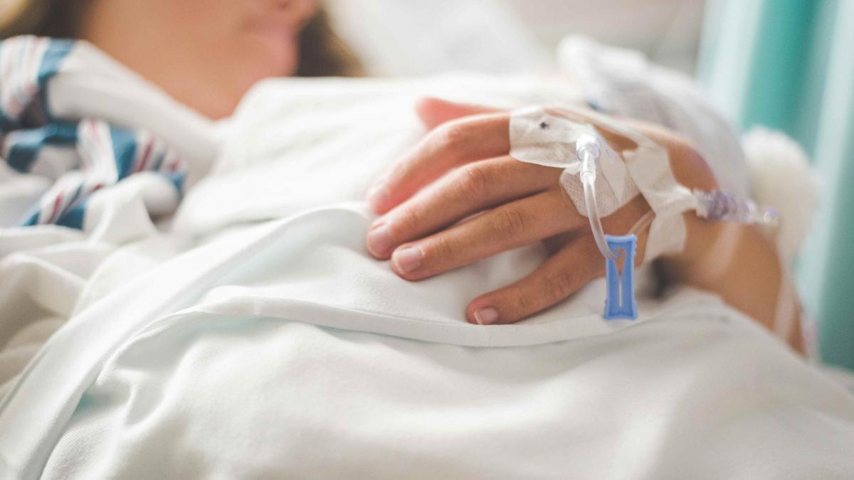 A învins cancerul de colon de trei ori: Avertismentul unei femei care a ignorat semnalele corpului