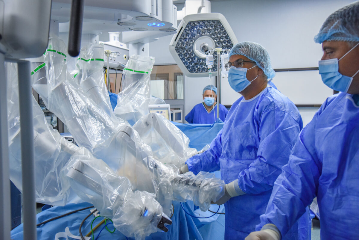 Diagnostic precoce de cancer de colon salvat prin chirurgie robotică la Spitalul Clinic SANADOR