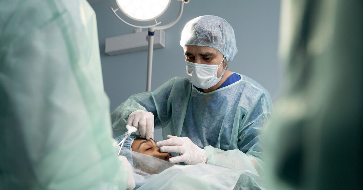 Caz medical rar în India: un adolescent a fost operat după ce un dinte a crescut deasupra ochiului