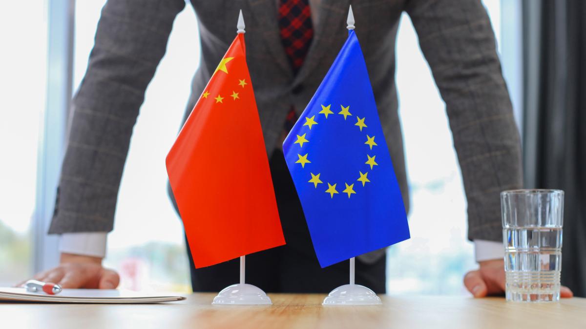 Bruxellesul cere Chinei limitarea exporturilor de mașini hibride pentru a proteja industria europeană