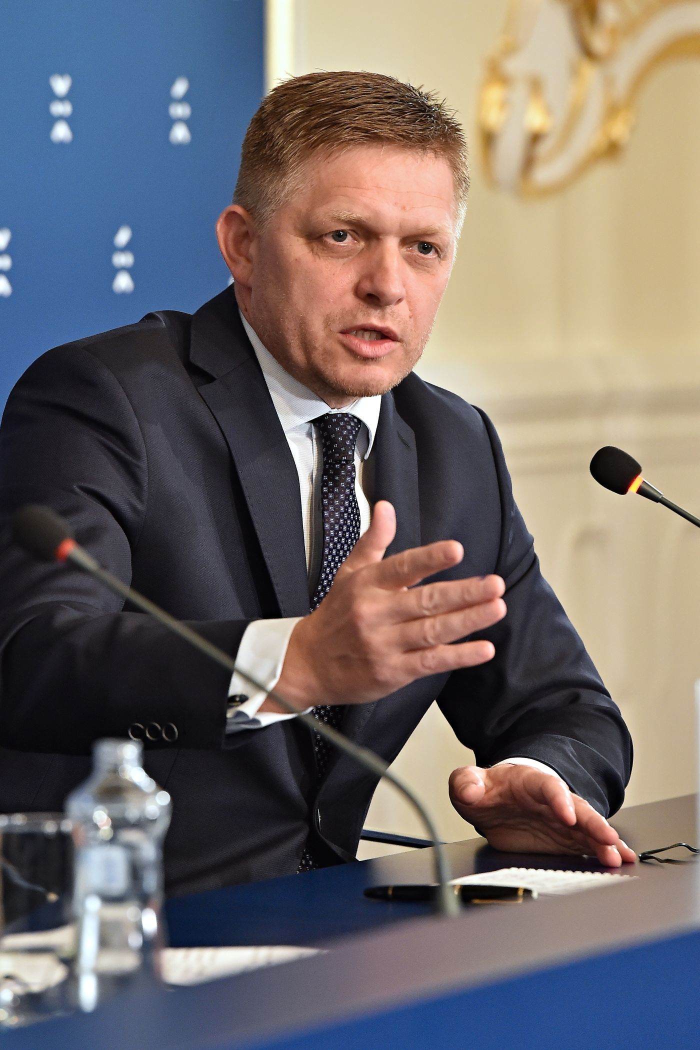Robert Fico a părăsit summitul Uniunii Europene pentru a-l susține pe Aleksandar Vucic în Serbia