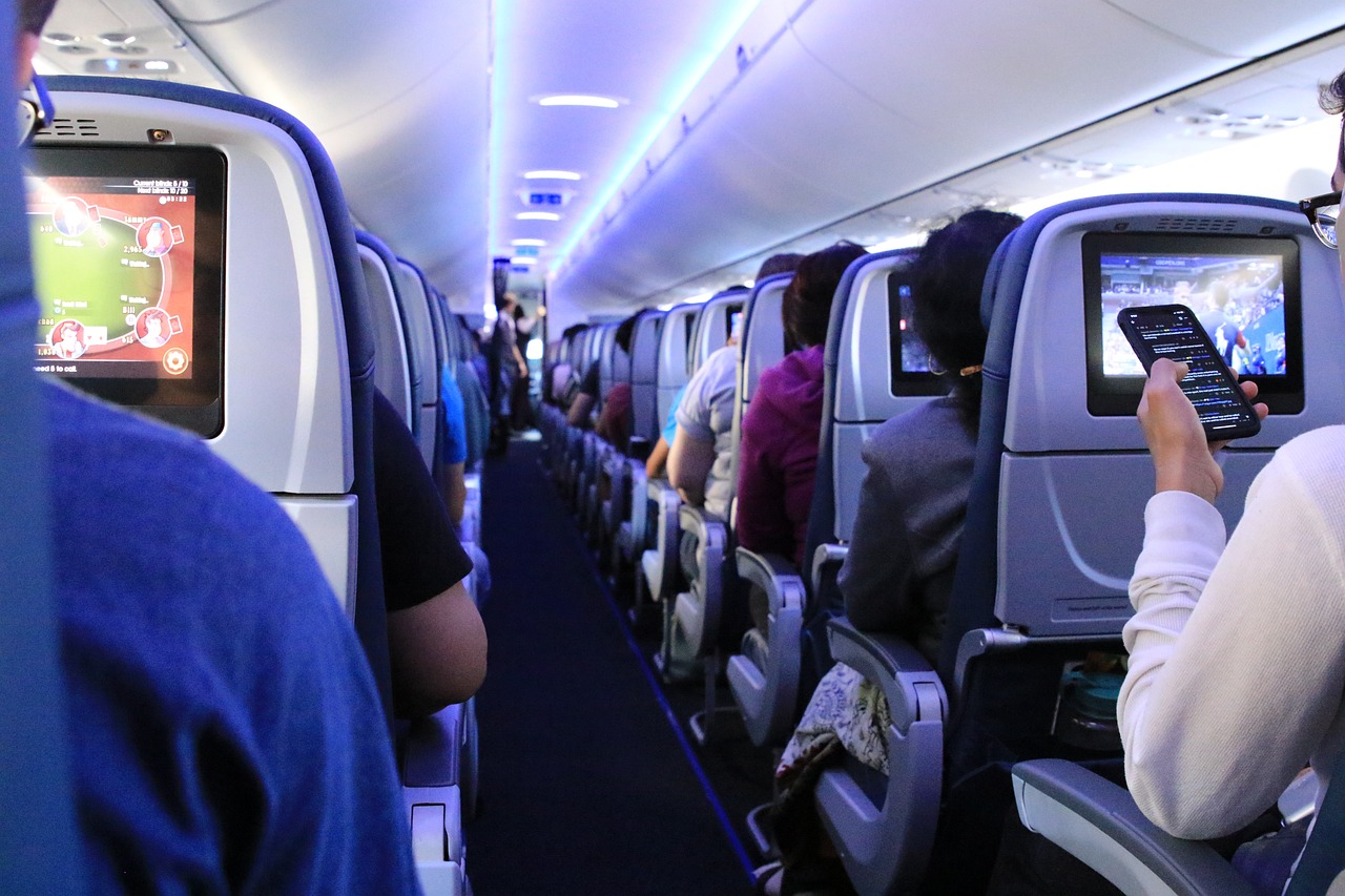 Decizie CJUE: Rezervația online de bilete de avion nu oferă dreptul de a acționa în justiție la domiciliul pasagerului