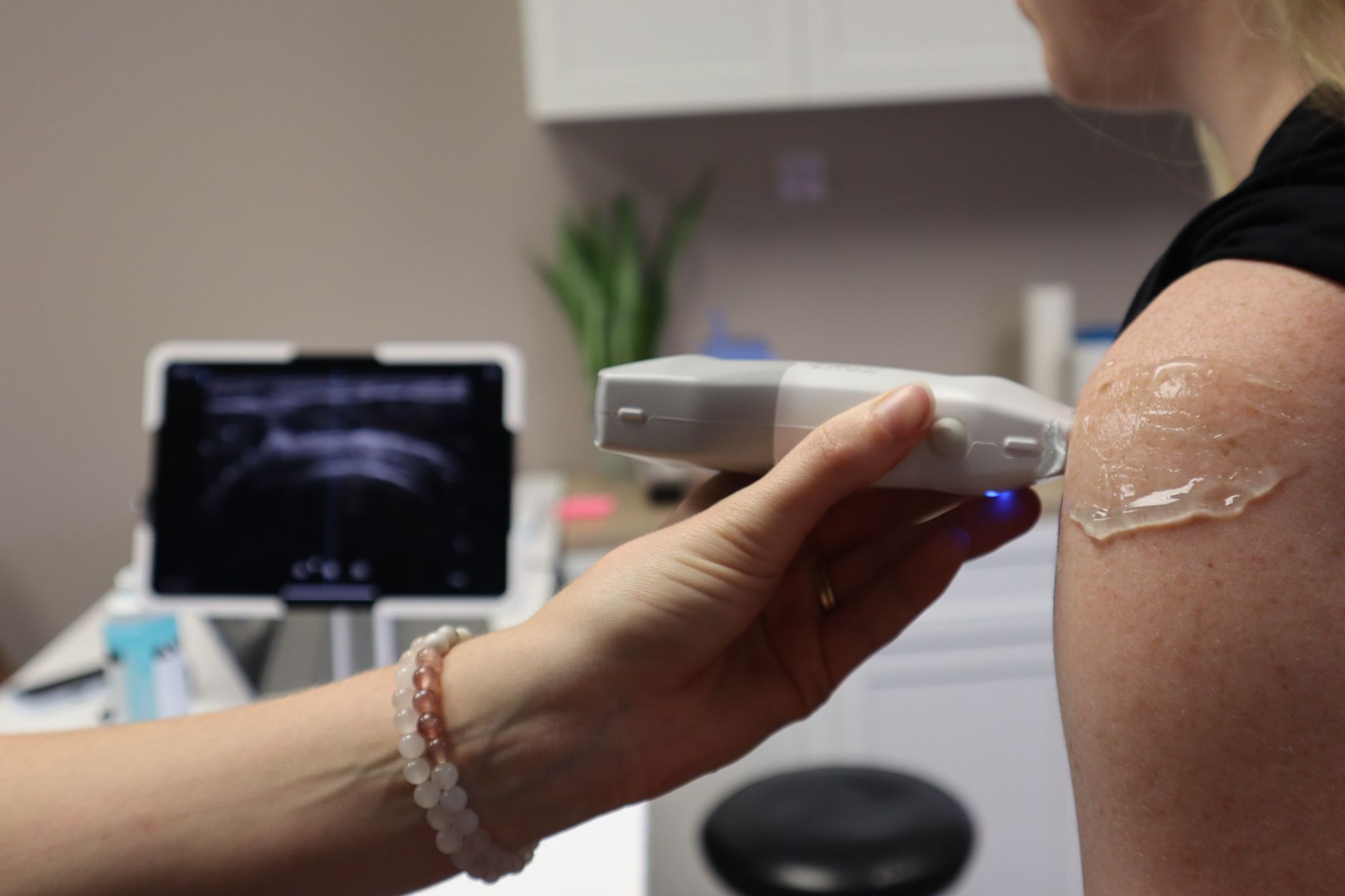 Ablația cu microunde poate înlocui chirurgia pentru nodulii tiroidieni în anumite situații medicale