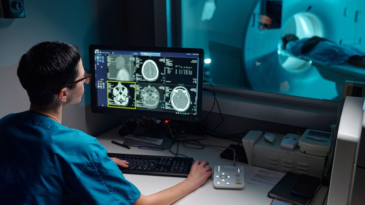 Rezonanța magnetică: cum funcționează această investigație medicală fără utilizarea radiațiilor ionizante