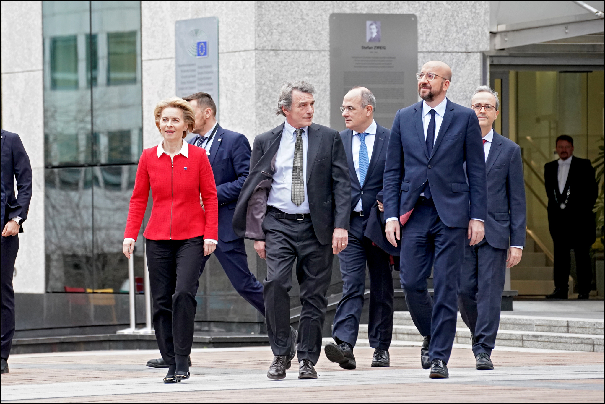 Europenii se simt asaltați de scumpiri și teama de război, în ciuda susținerii Uniunii Europene