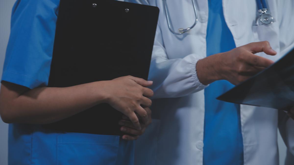 Siguranța pacientului depinde de comunicarea dintre medici. Cum previn protocoalele erorile medicale