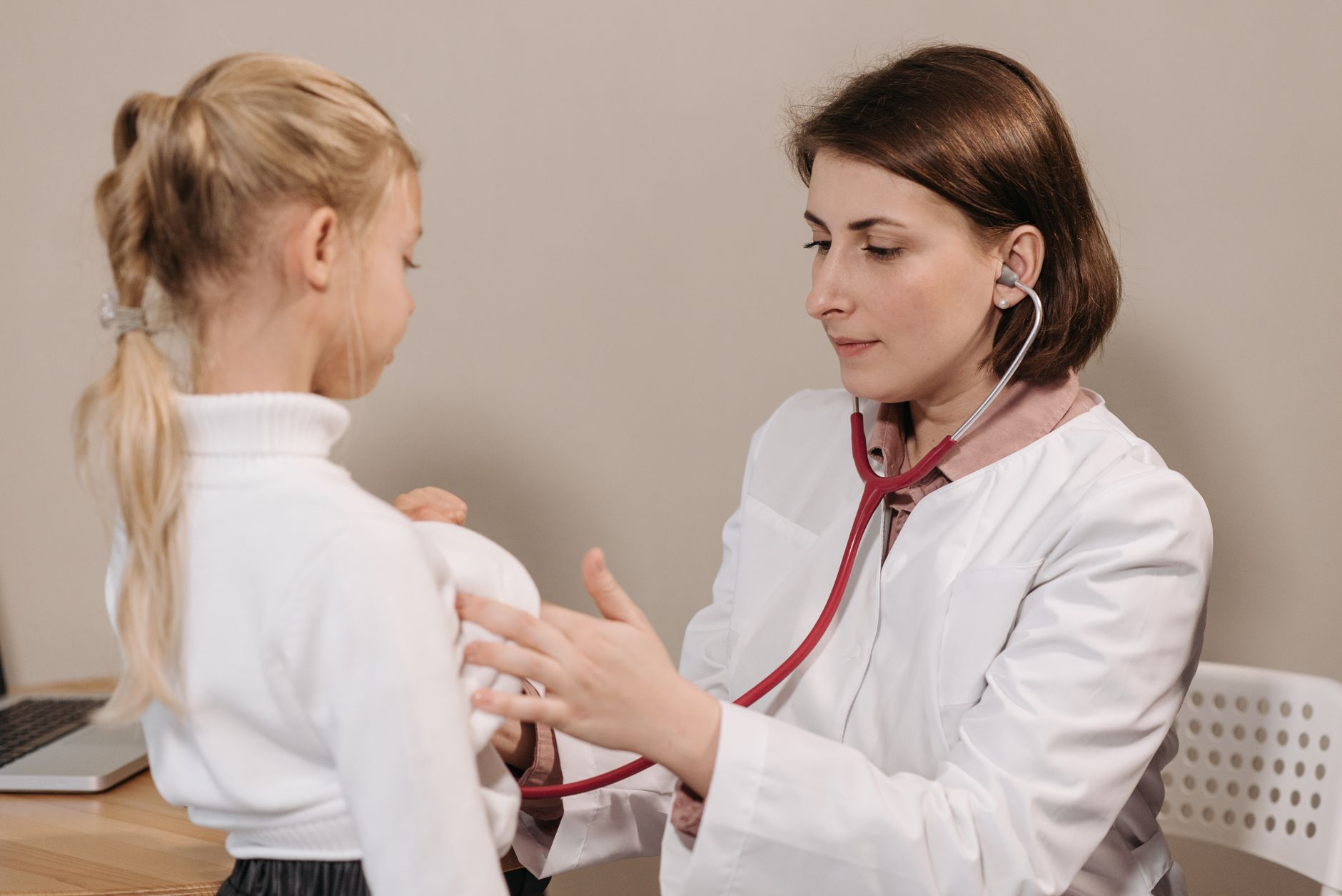 Programul Sănătate în Vecinătate extinde serviciile medicale și educația pentru copii în comunități