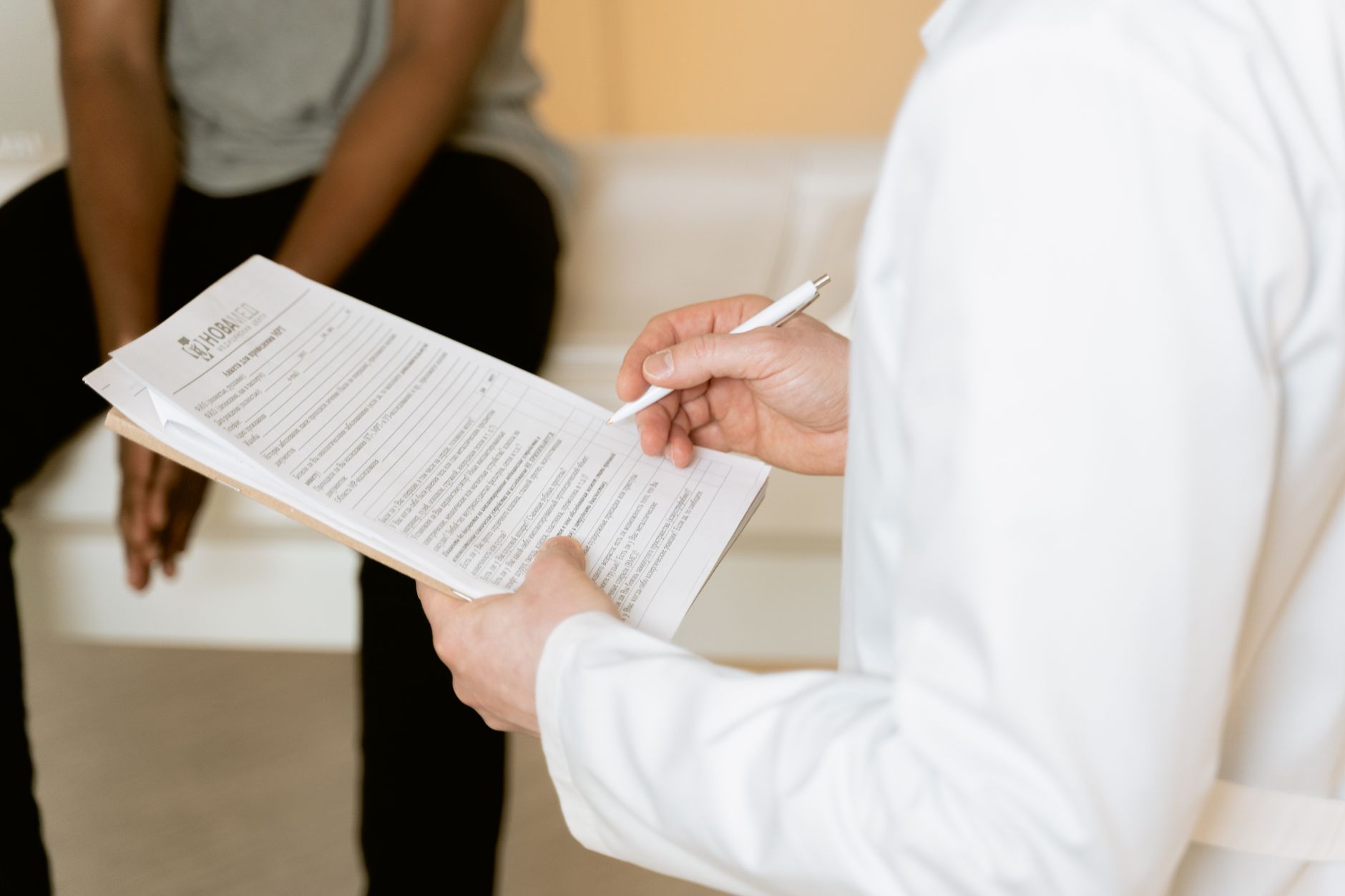 Christina Applegate se confruntă cu incertitudinea medicală după infirmarea diagnosticului de scleroză multiplă