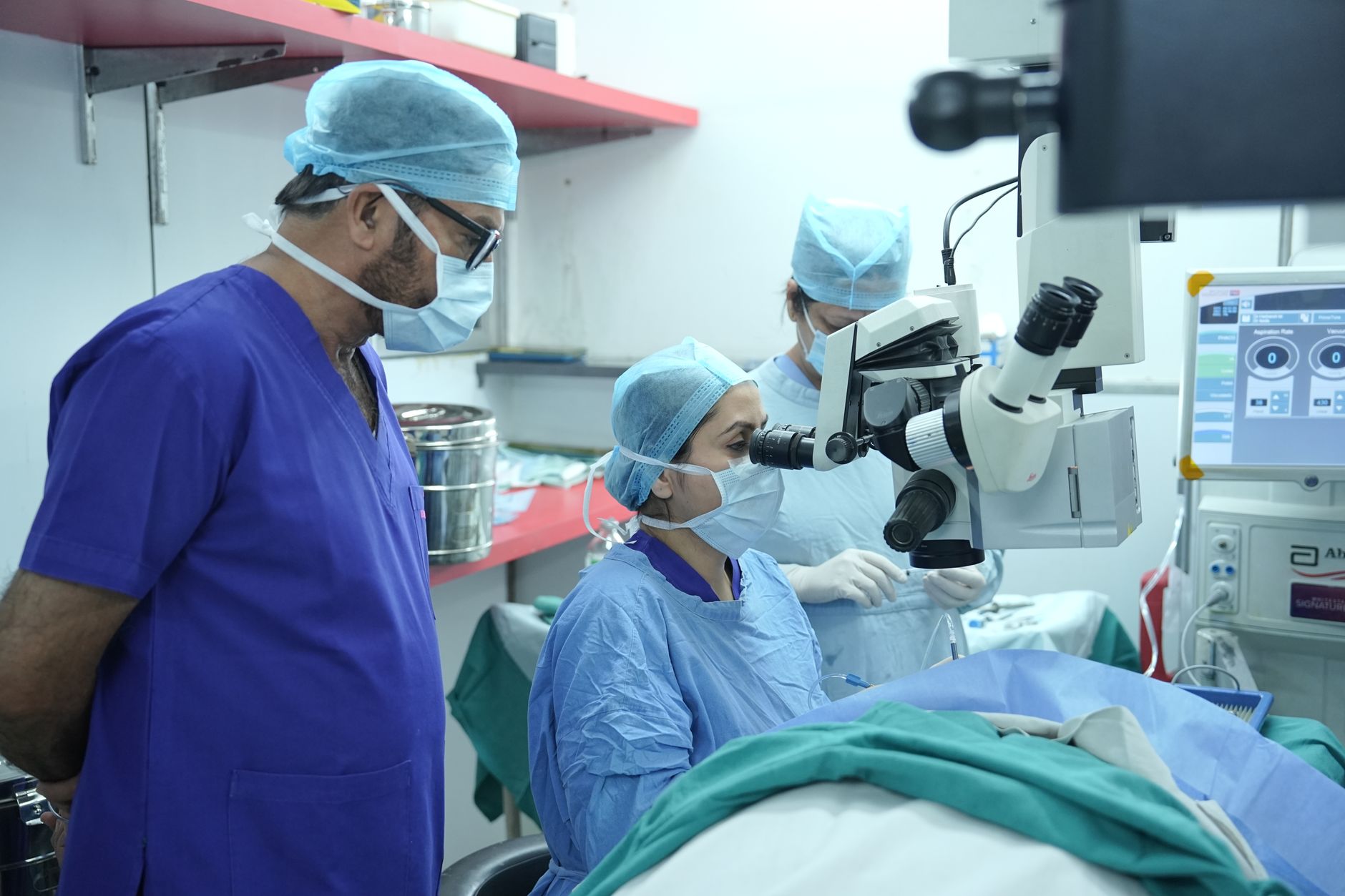 Record mondial de performanță medicală în Deva: 130 de operații oftalmologice într-o singură zi