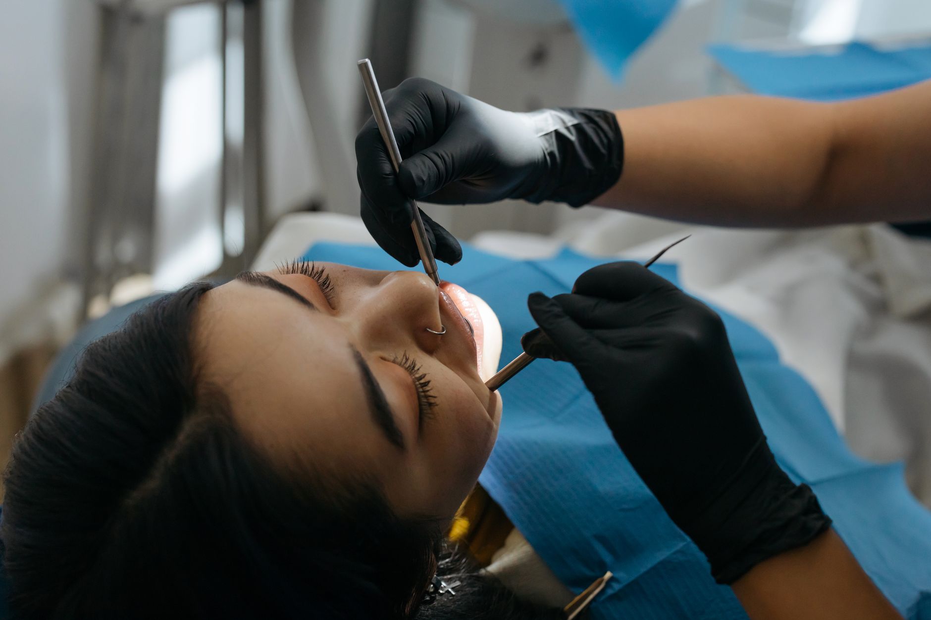 Recuperarea după implantul dentar: ce simptome sunt normale și când este necesar controlul medical