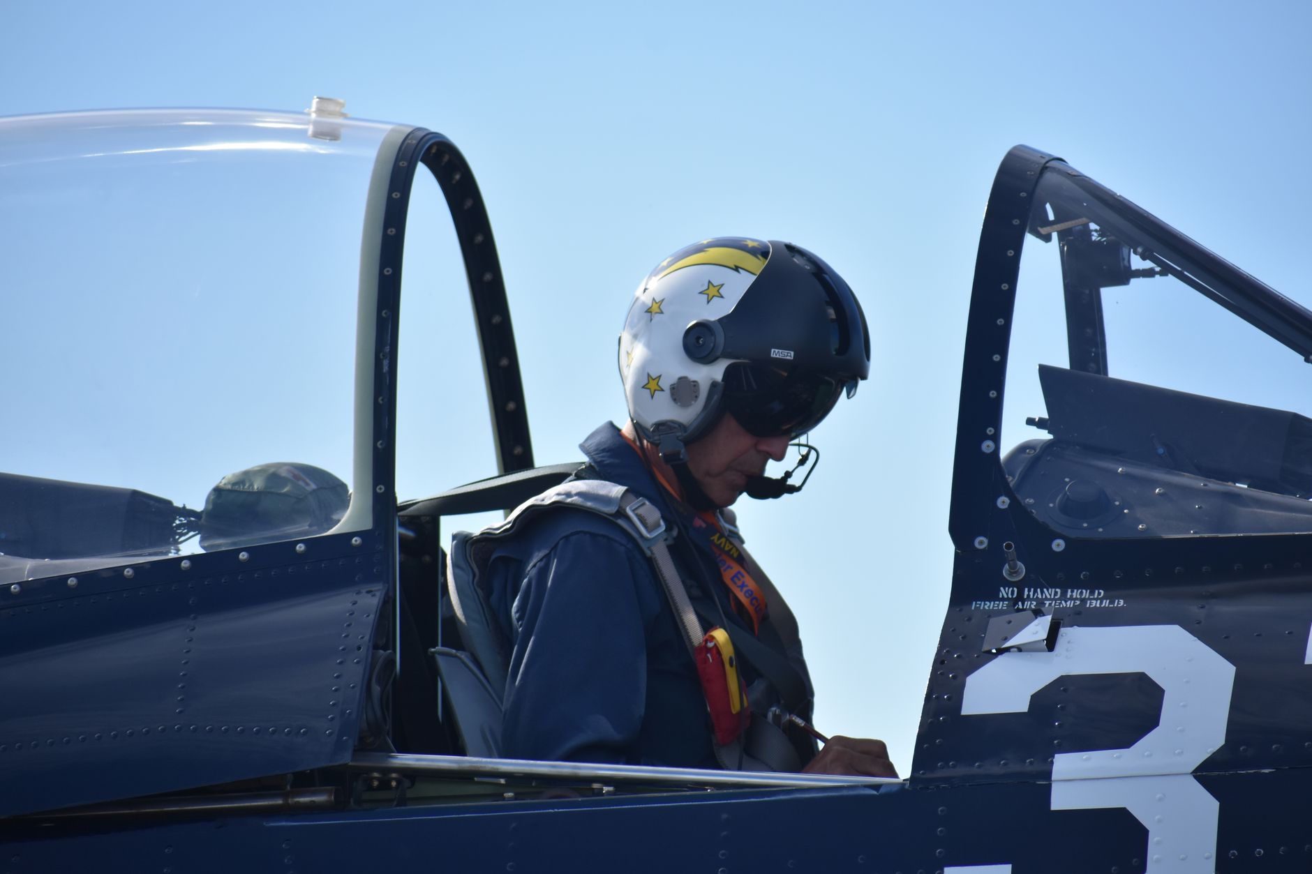 Un pilot de vânătoare a suferit timp de 18 luni de dureri de cap cauzate de o cască de zbor prea strânsă