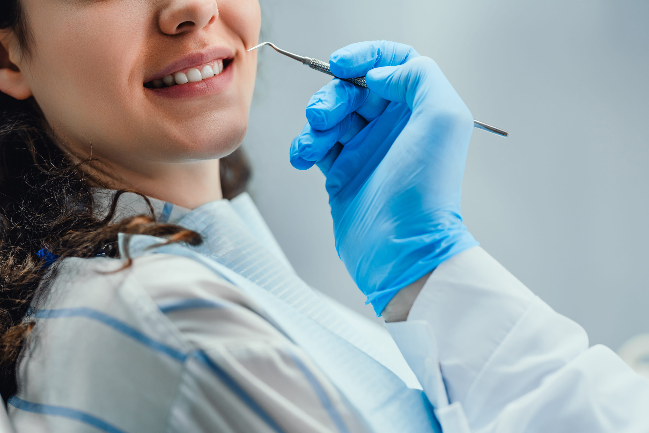 Generația Z și miturile de pe social media: cum își gestionează tinerii sănătatea dentară