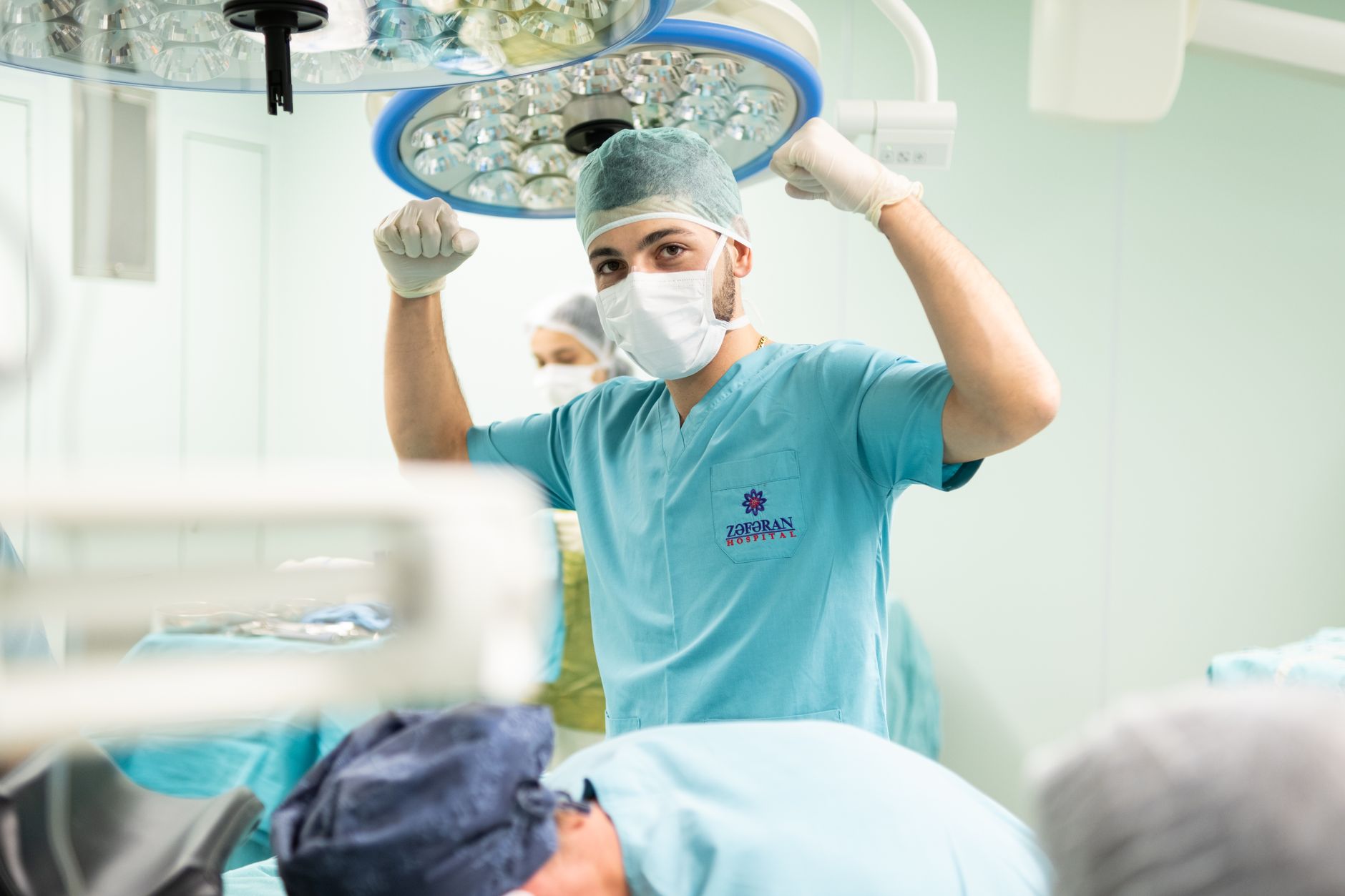 Un pensionar din Gorj va primi 110.000 de lei după ce a câștigat procesul pentru o operație cu robotul Da Vinci