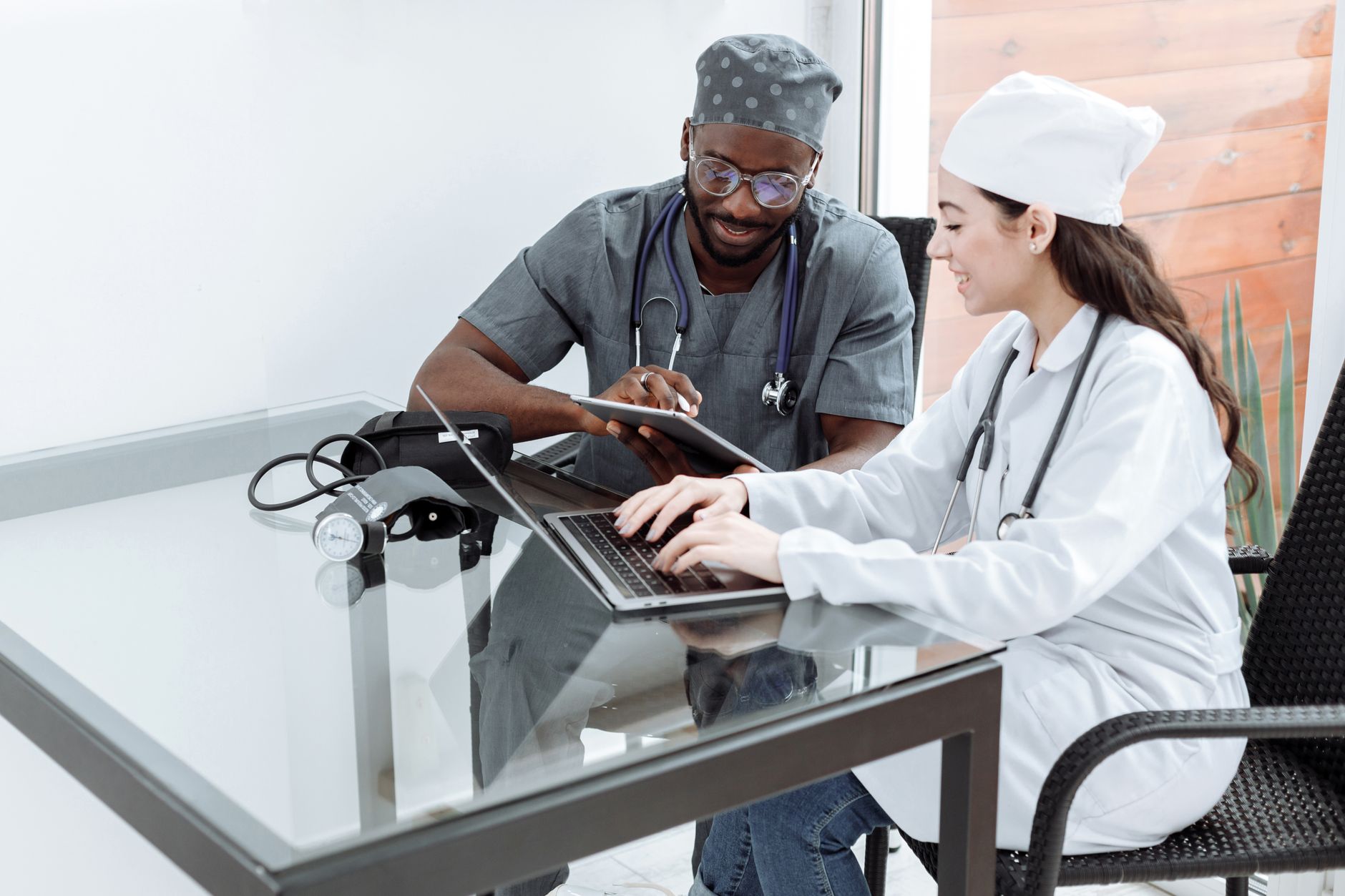 Prevenția medicală și tehnologia digitală: cum se construiește o rutină de sănătate eficientă