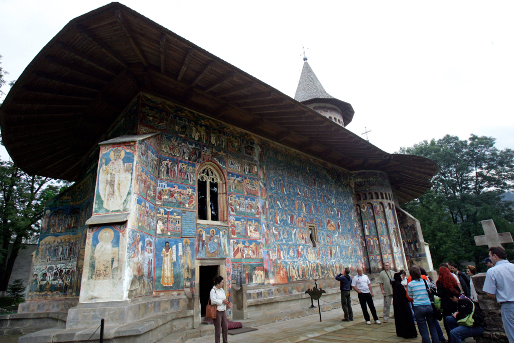 Excursie organizată de un preot român în Italia pentru a le prezenta italianilor cultura și tradițiile României
