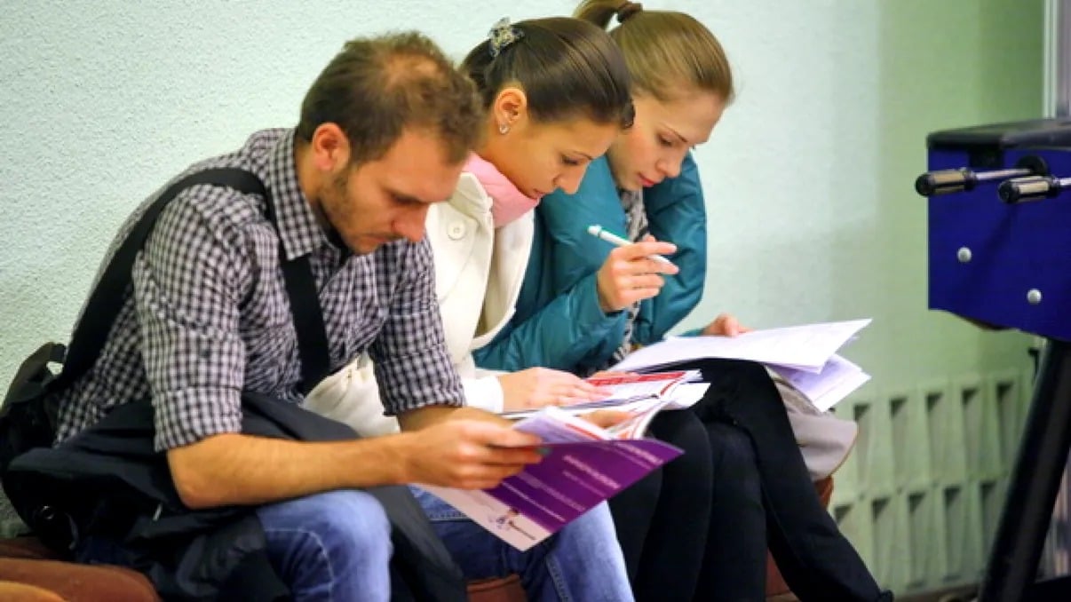 Preocupările tinerilor europeni: de la costul vieții la impactul deciziilor Uniunii Europene