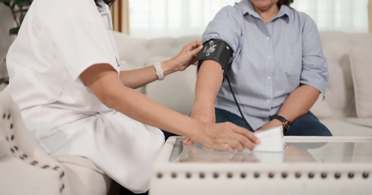 Reguli stricte pentru îngrijirile medicale la domiciliu: cine beneficiază de decontarea serviciilor prin sistemul public