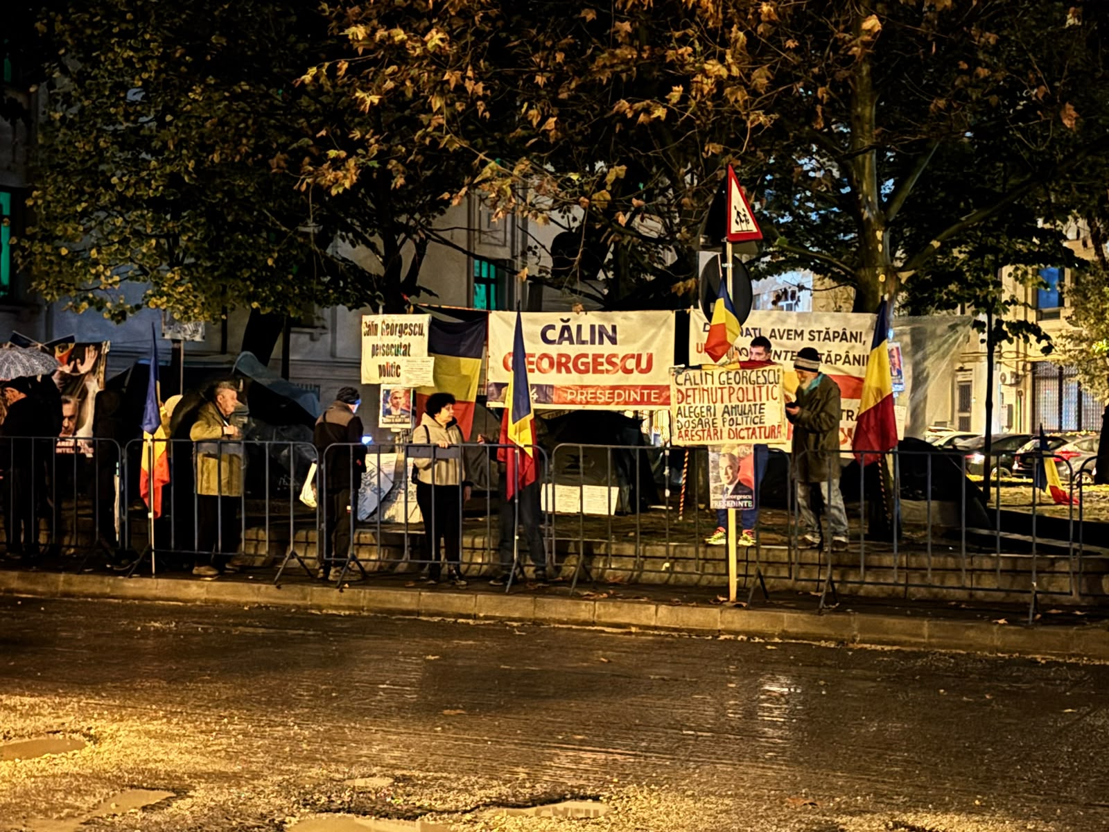Proteste în fața Arestului Central pentru eliberarea lui Călin Georgescu după decizia Curții de Apel