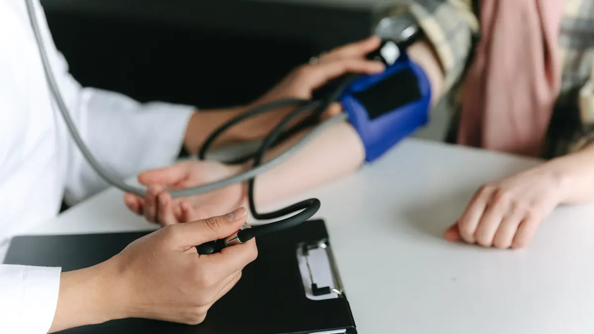 Atenție la tensiunea arterială: cum previn pacienții cu risc cardiac accidentul vascular cerebral