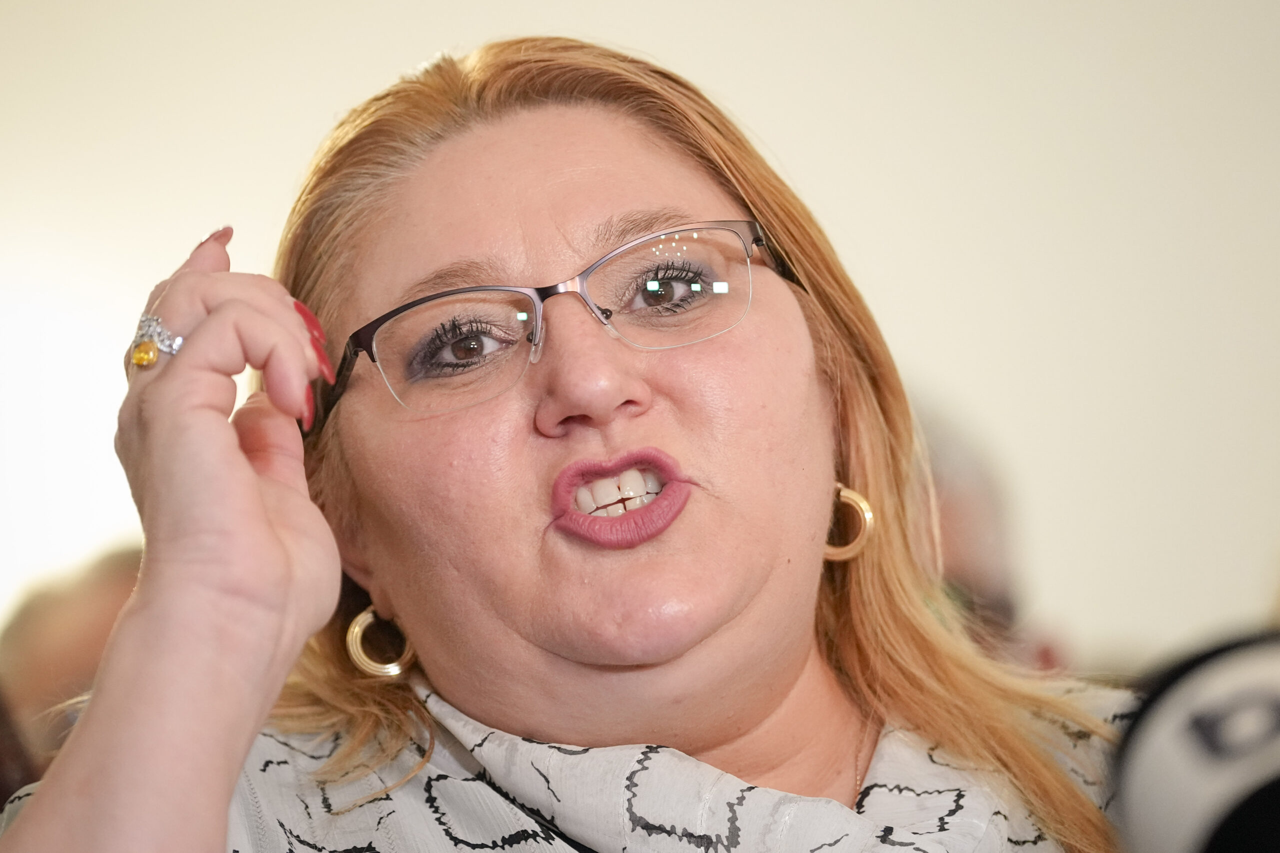 Diana Șoșoacă acuză la Russia Today că politicienii români opresc apa din munți