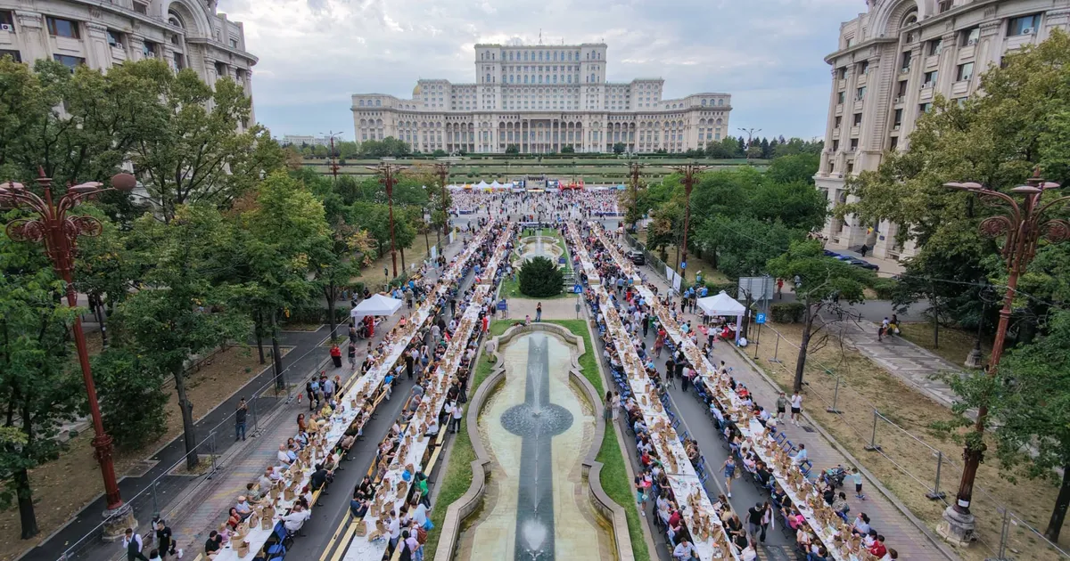România stabilește un nou record mondial: 20.000 de oameni la o masă de peste 5 kilometri