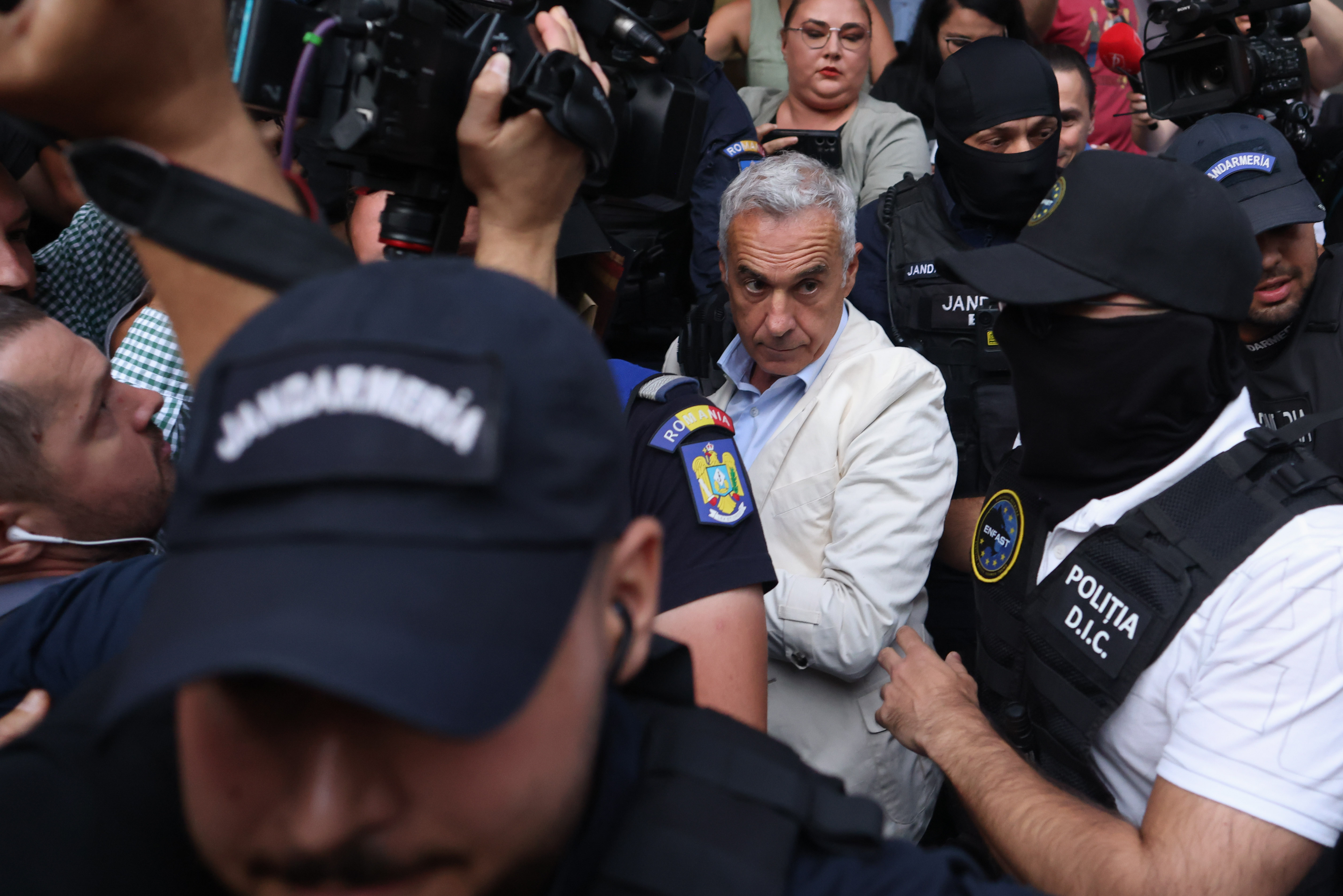 Călin Georgescu a făcut un gest neașteptat în fața sediului DIICOT, înconjurat de mascați