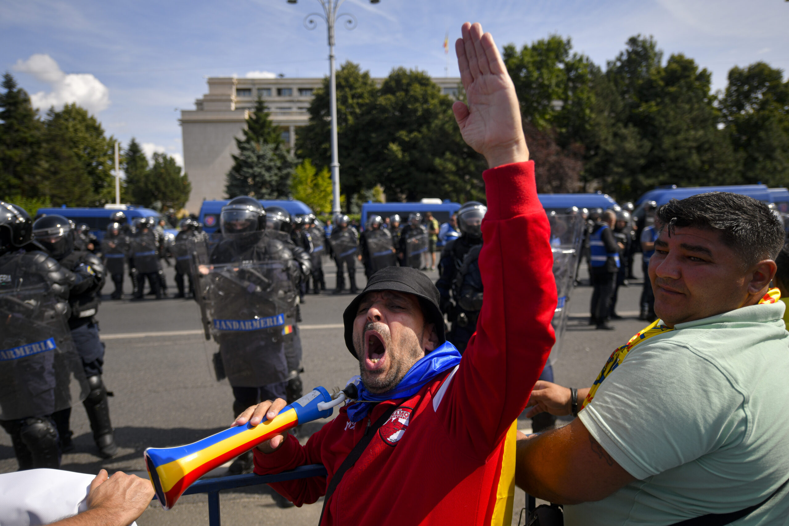 Masă de percheziții în toată țara pentru violențele de la protestul ciobanilor din Piața Victoriei