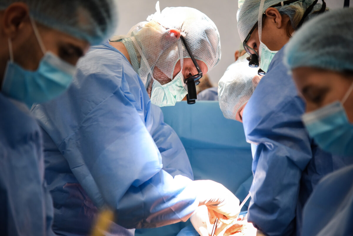 Tratament chirurgical complex pentru un pacient cu multiple afecțiuni grave de sănătate