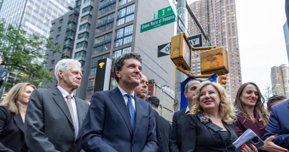 Nicușor Dan s-a întâlnit cu românii din New York și a dezvelit o plăcuță în memoria Reginei Maria