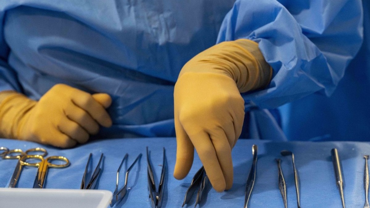Neglijare medicală în Dâmbovița: o pensă chirurgicală a fost uitată în abdomenul unei femei timp de 4 ani