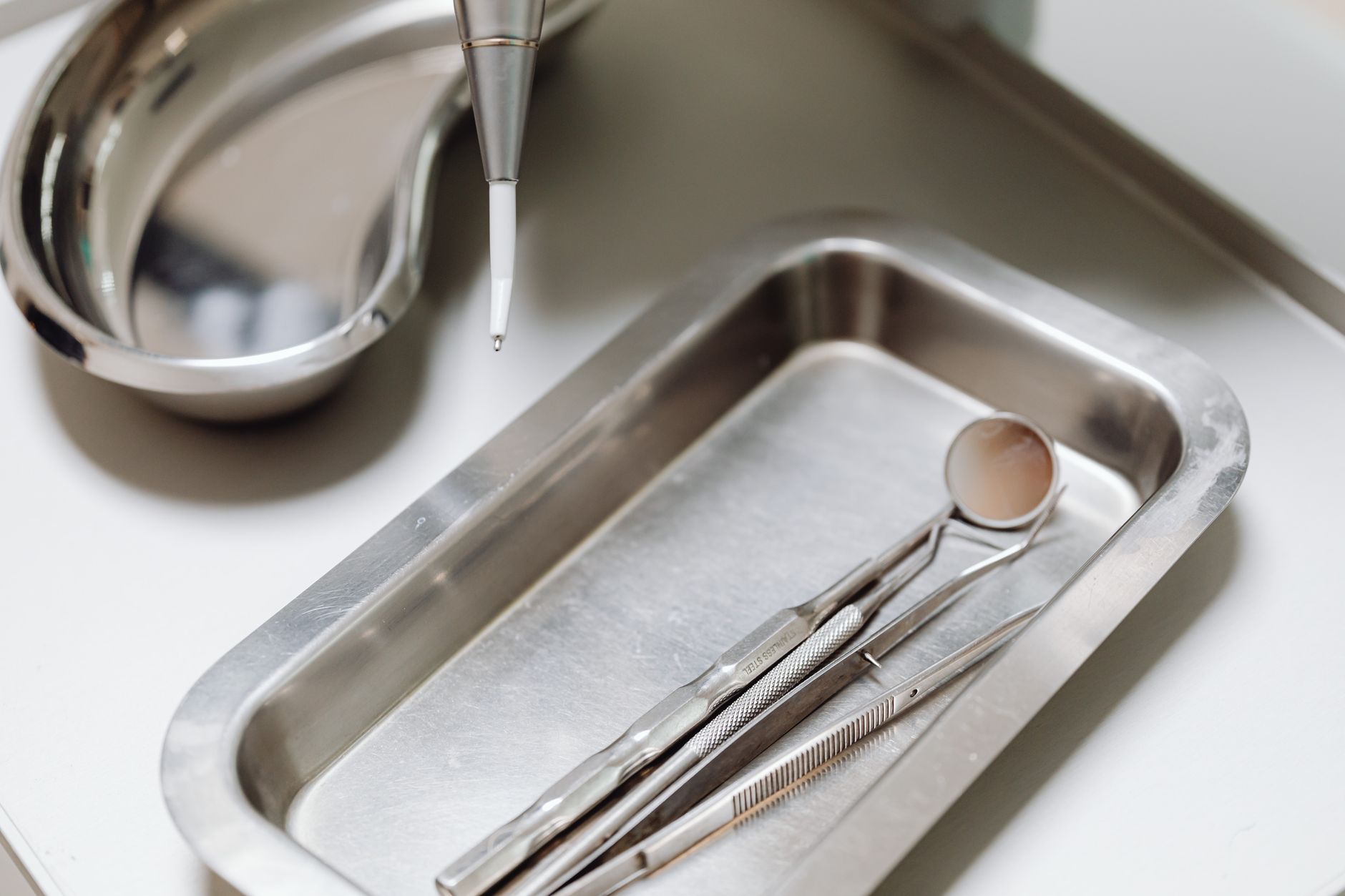 Riscul de infecții la manichiură: cum pot instrumentele nesterilizate să transmită boli