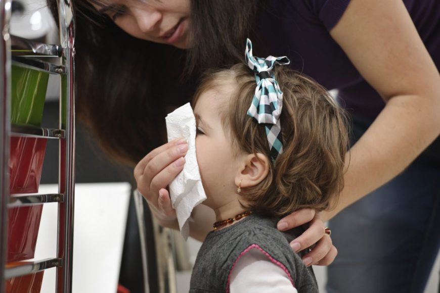 Cum identifici diferența dintre o alergie și o răceală la copii: rolul culorii mucilor