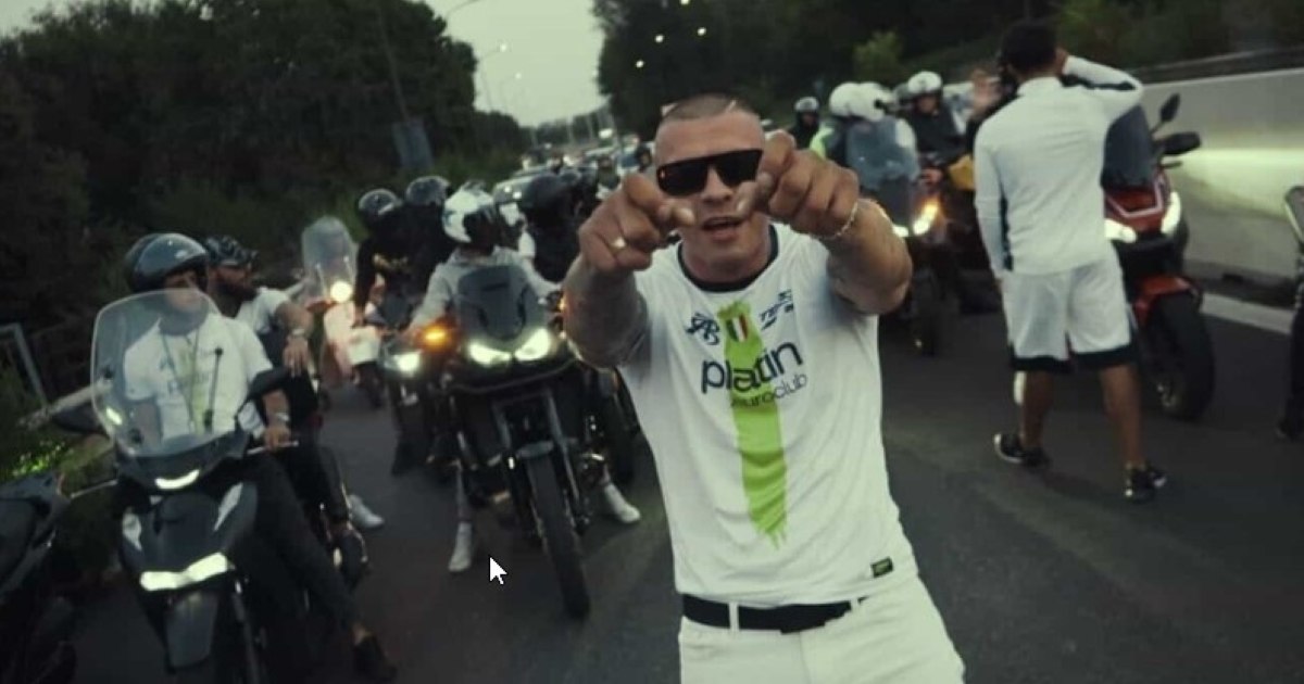 Artist moldovean expulzat din Italia după ce a blocat traficul pe o autostradă pentru un videoclip