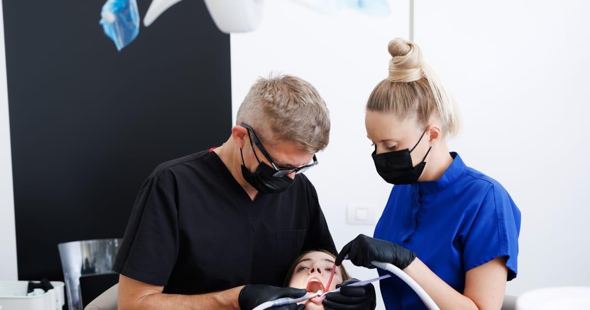 Sângerarea gingivală poate fi tratată fără operație, prin tehnologii precum laserul