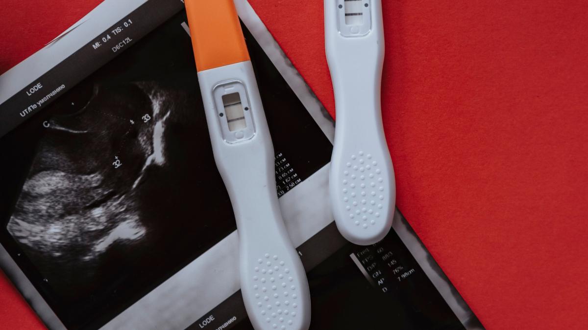 După testul de sarcină pozitiv: de ce prima ecografie este vitală pentru confirmarea evoluției