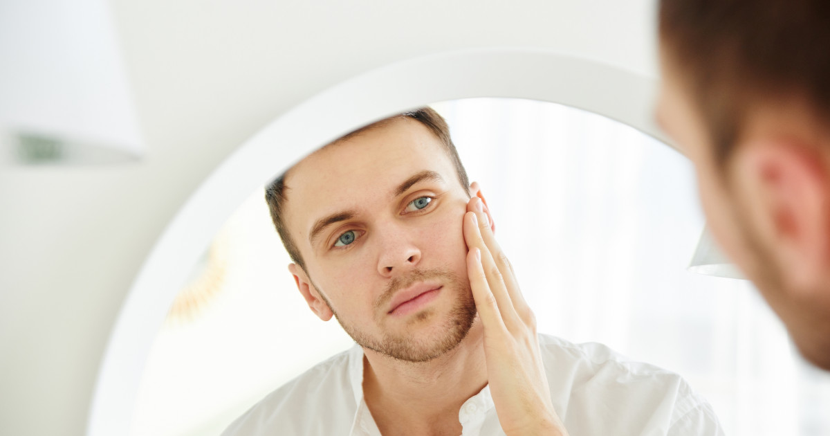 Pericolul trendului „looksmaxxing”: tineri care își lovesc fața cu ciocanul pentru un aspect masculin