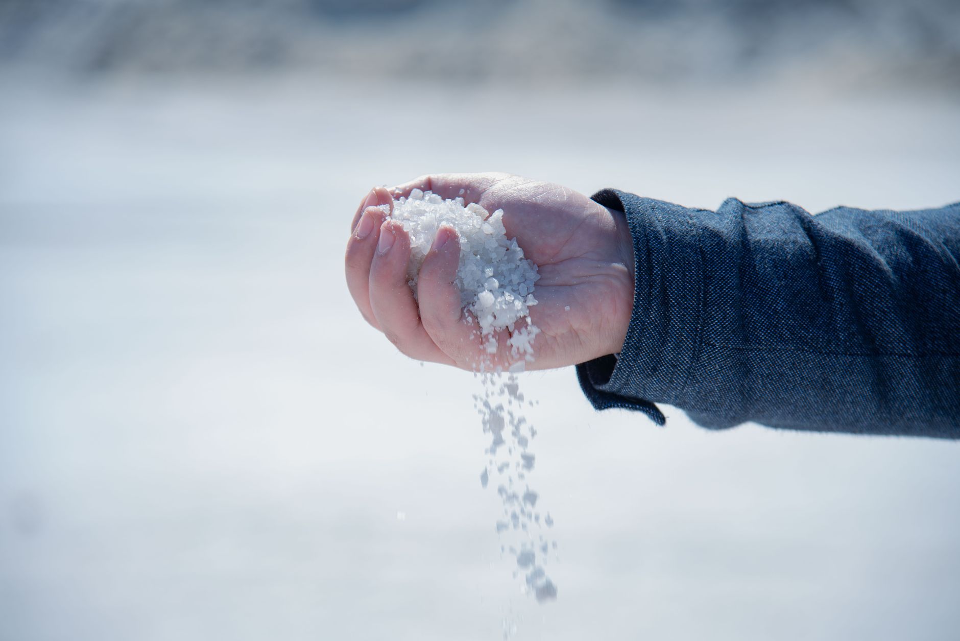Pericolul sării ascunse din alimente: Consumul zilnic depășește de două ori limita recomandată de experți