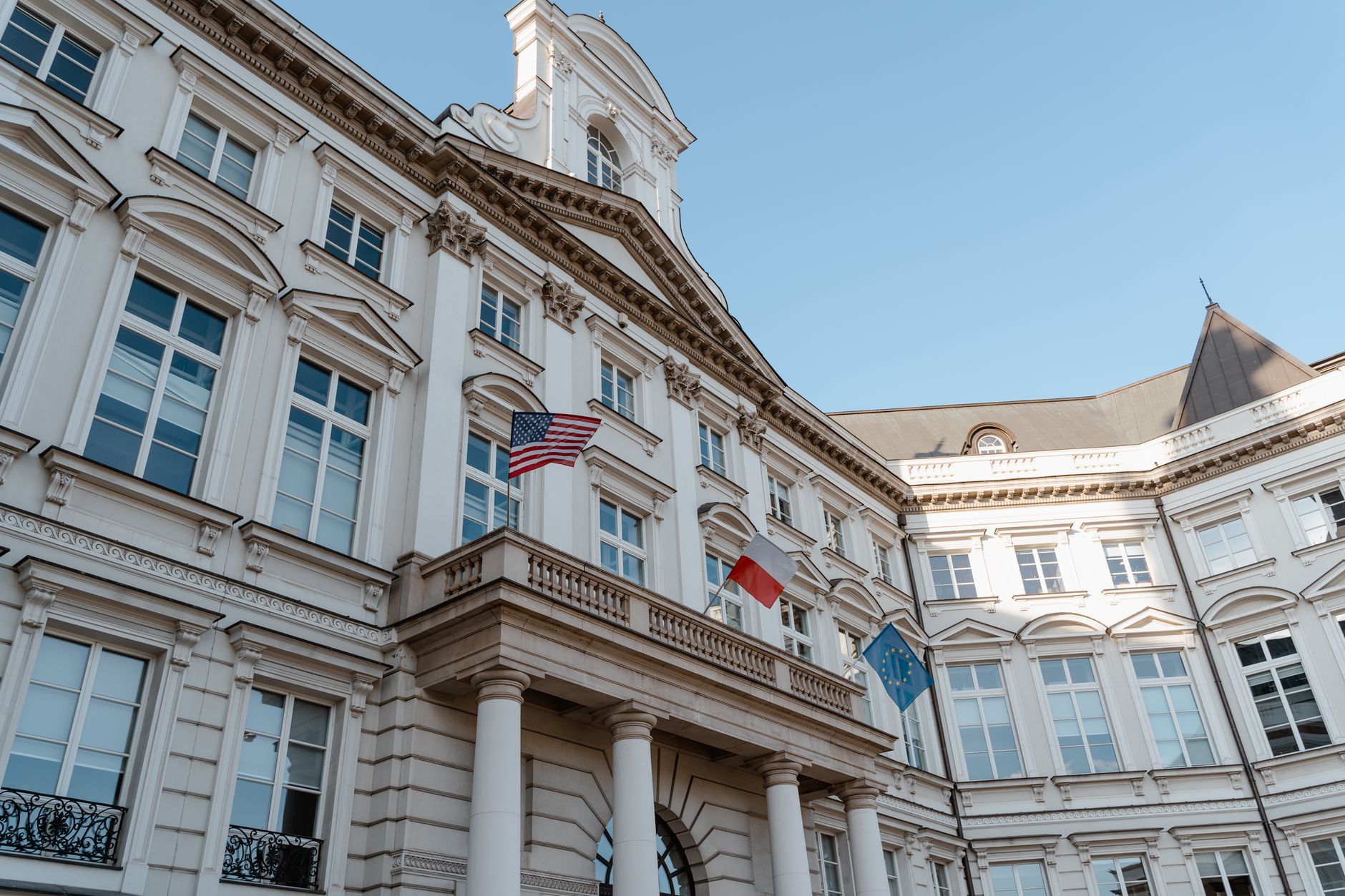 Comisia Europeană pregătește măsuri pentru protecția politicienilor și a candidaților la alegeri