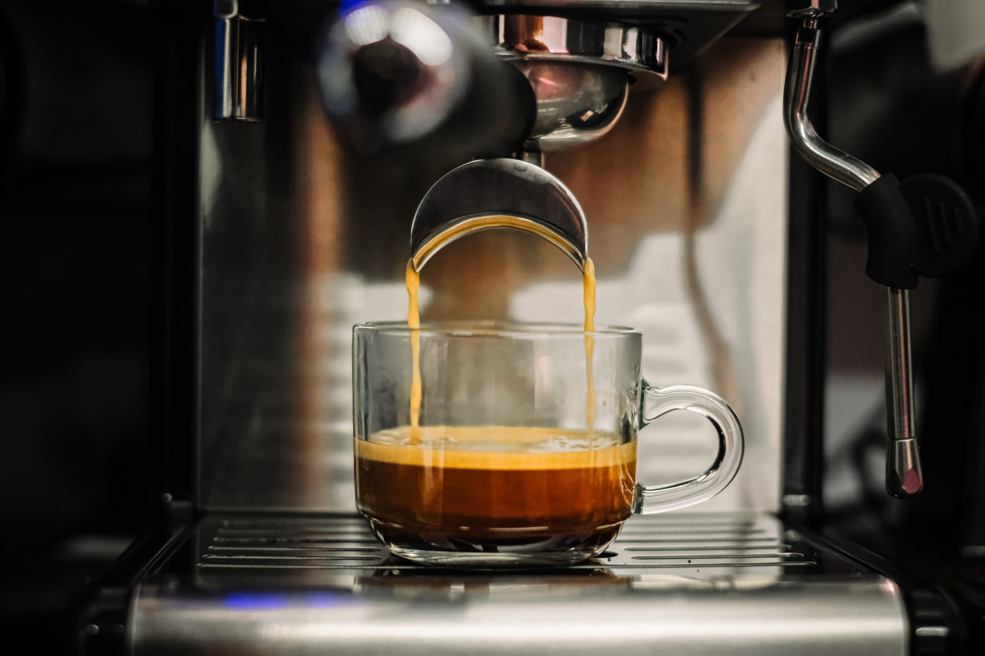 Momentul optim pentru ultima cafea din zi: cum afectează cofeina somnul și sănătatea