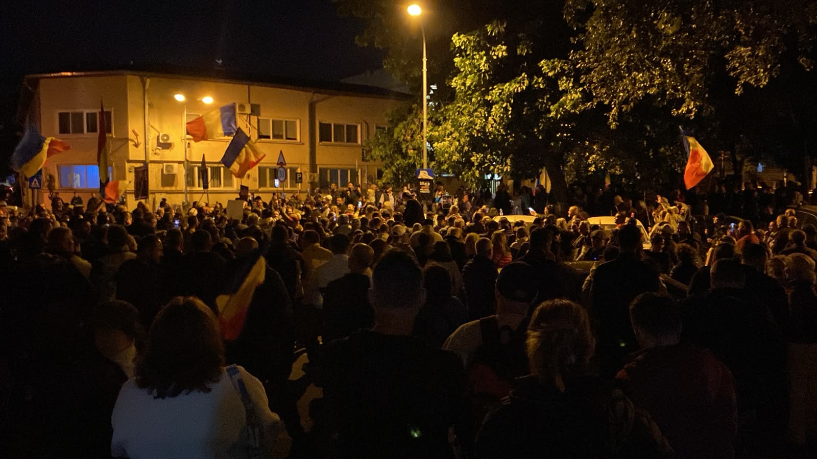 Proteste masive în fața Arestului Central pentru susținerea lui Călin Georgescu