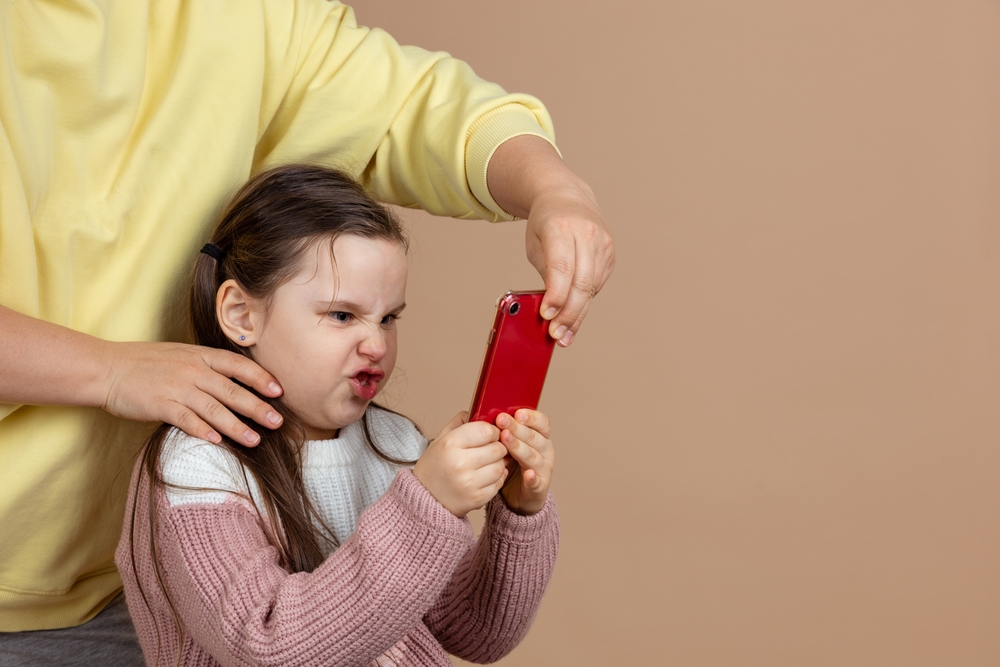 Explicația unui psihiatru despre reacțiile violente ale copiilor atunci când le este luat telefonul