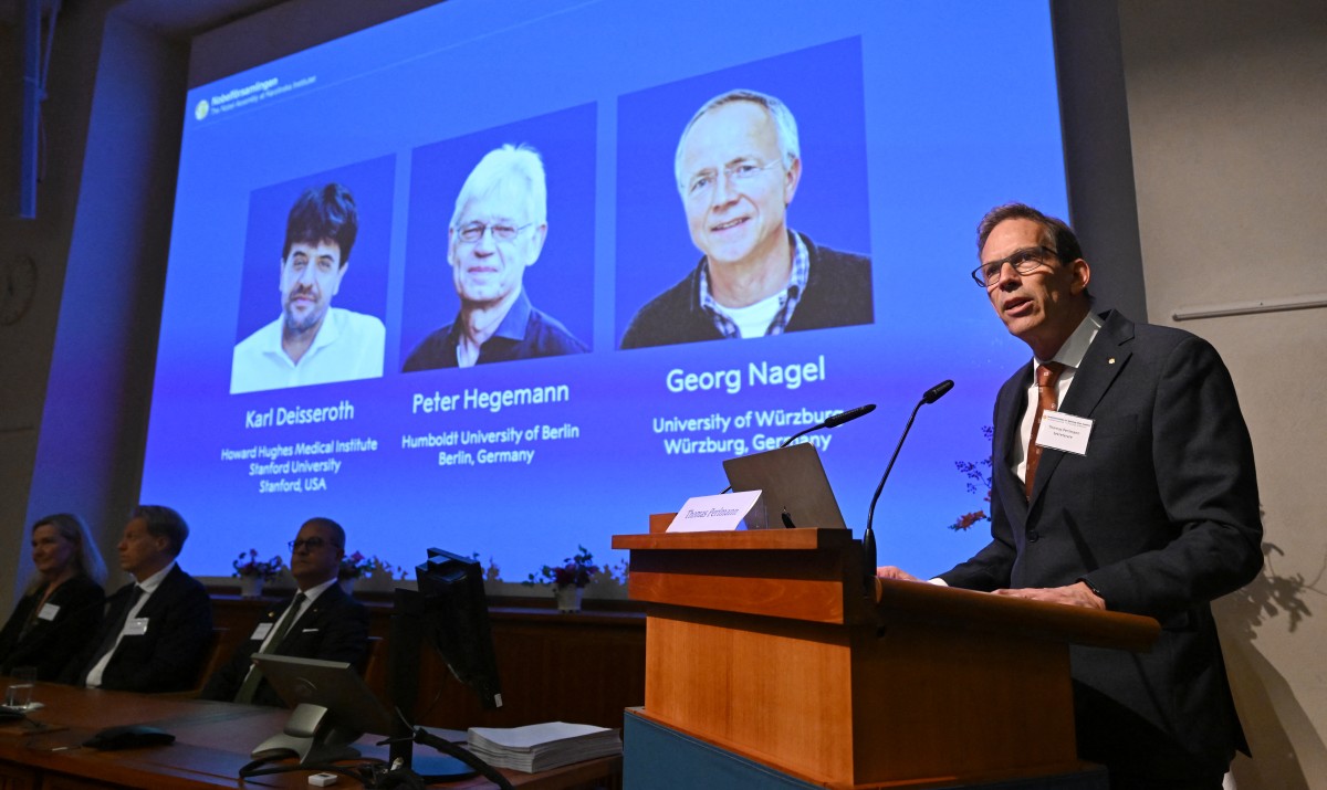 Karl Deisseroth, Peter Hegemann și Georg Nagel au câștigat Premiul Nobel pentru Medicină