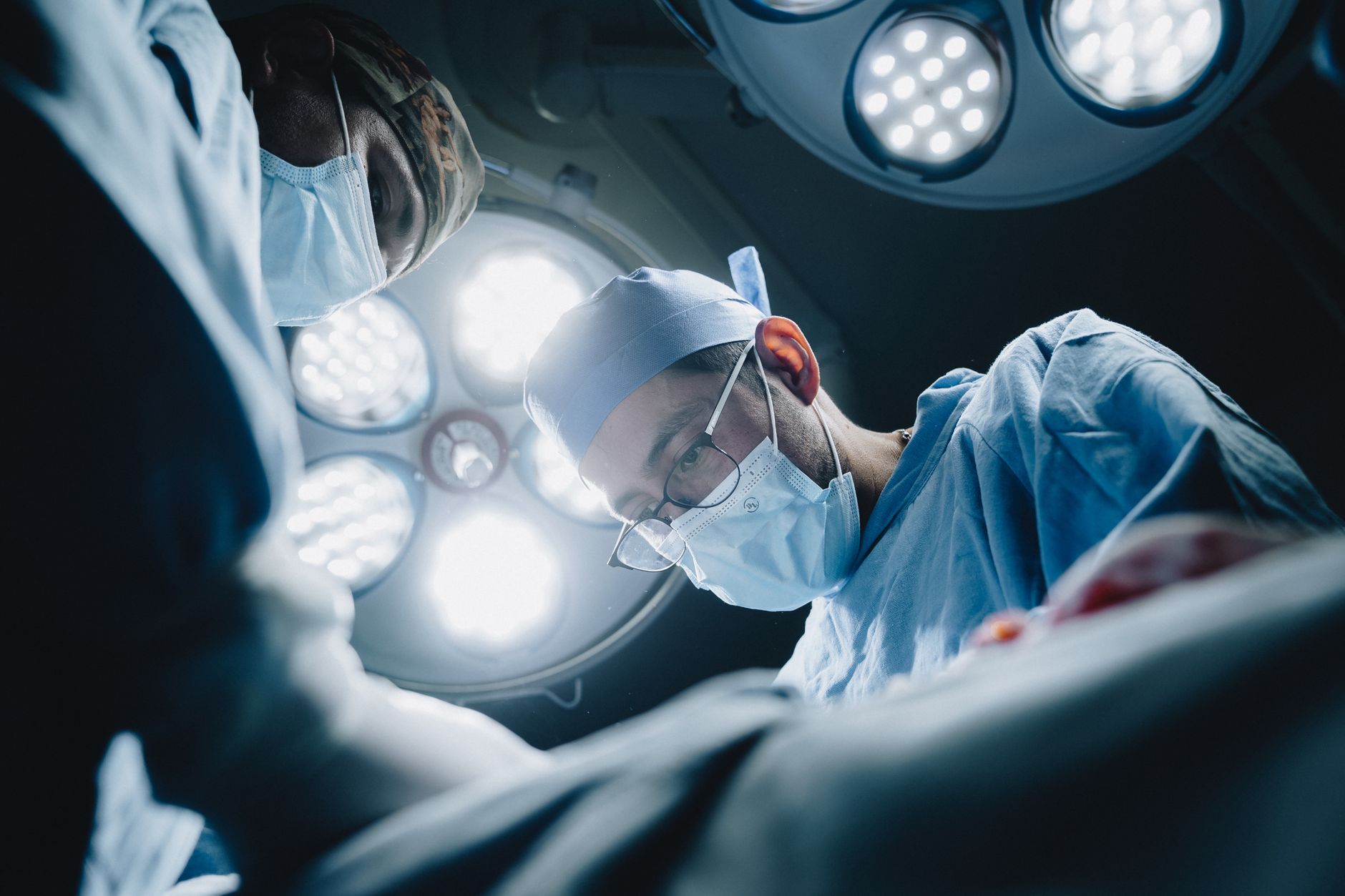 Premieră medicală în România: Primul transplant hepatic de la donator viu realizat prin chirurgie robotică