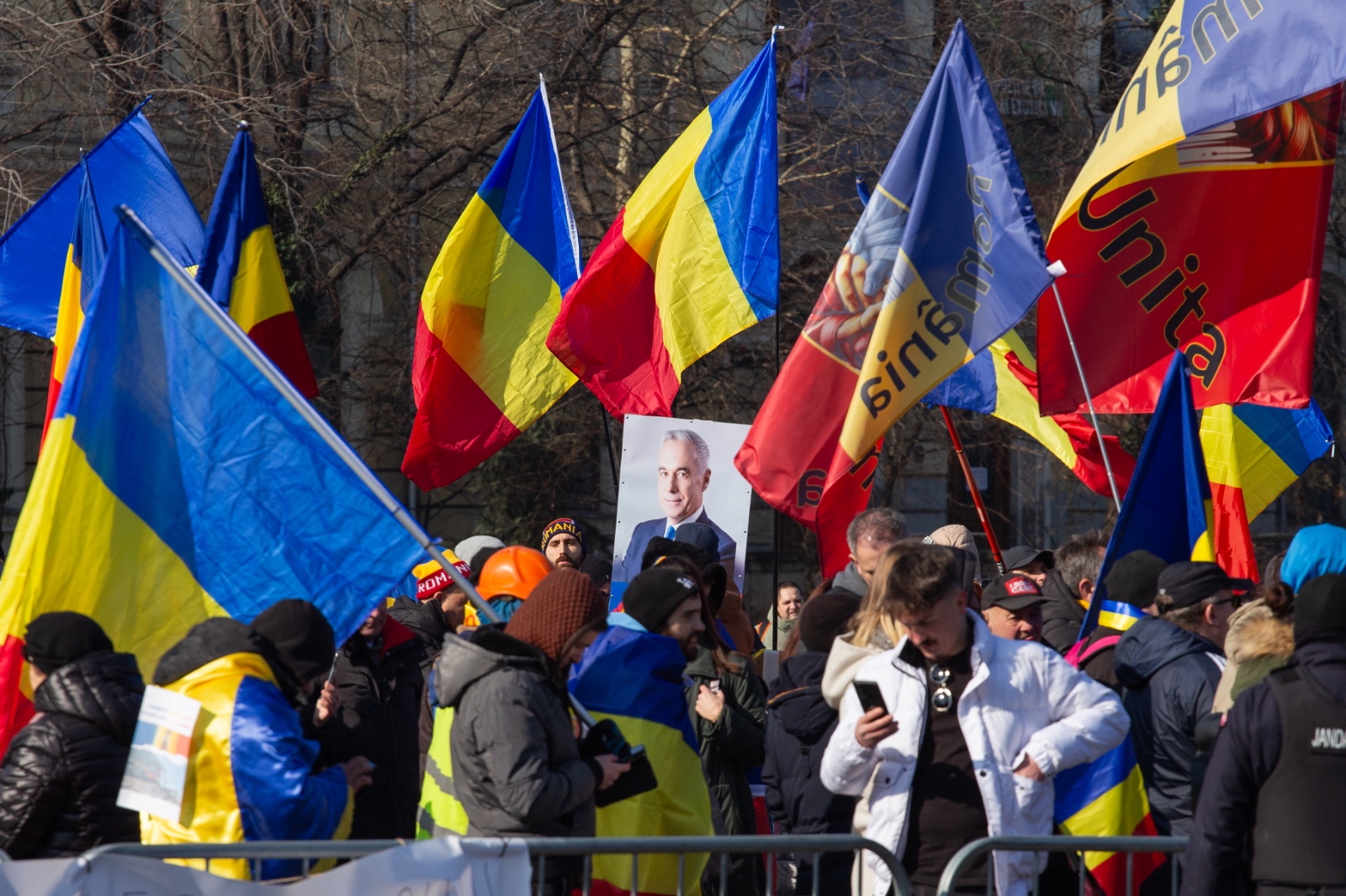 Fenomenul de așteptare a lui Călin Georgescu la Arestul Central: între susținere și „Efectul Mesia”