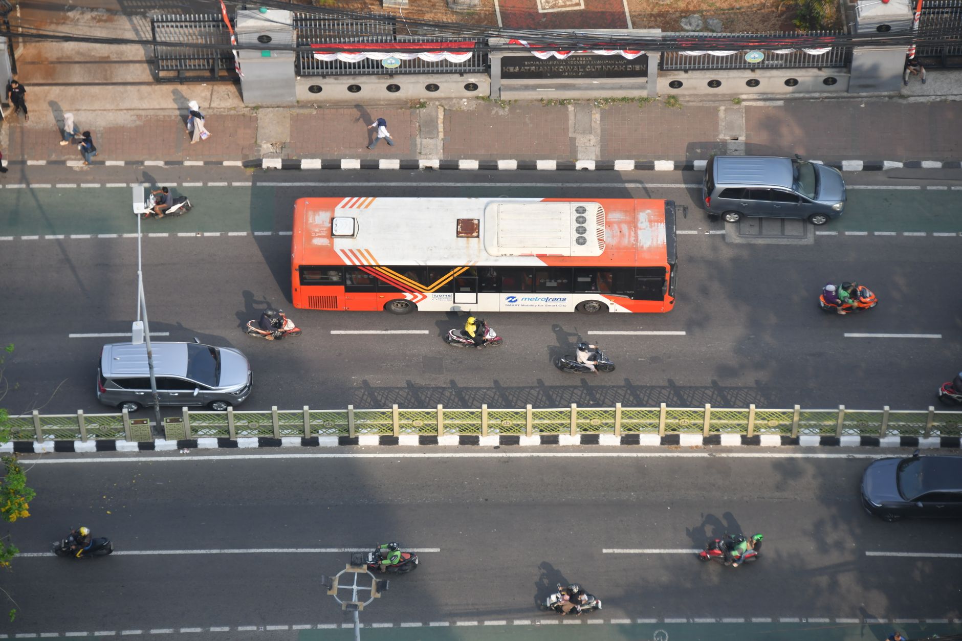 Schimbare majoră în regulile de circulație: Motocicletele și scuterele vor putea folosi benzile de autobuz