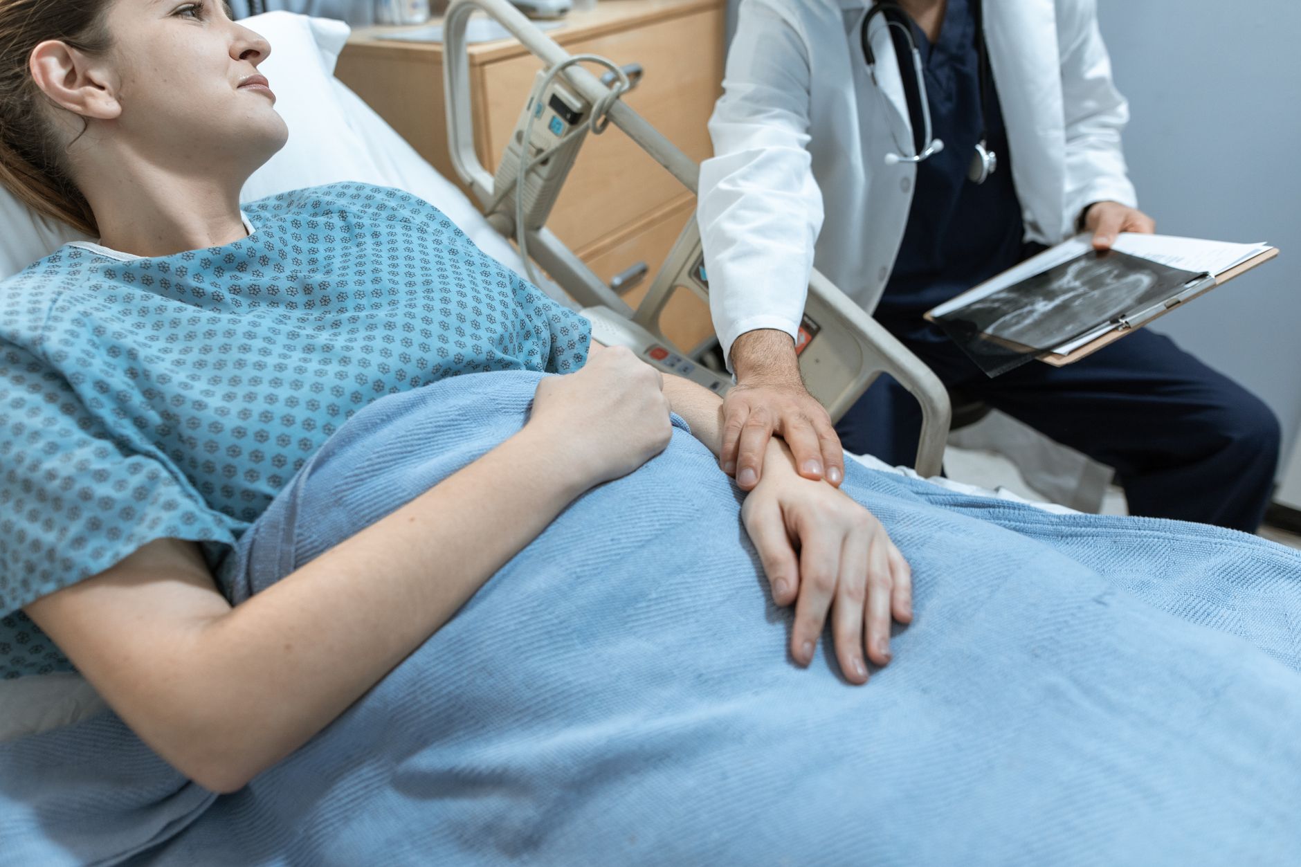 Creșterea numărului de cazuri de COVID-19 în România: medicii avertizează asupra simptomelor digestive