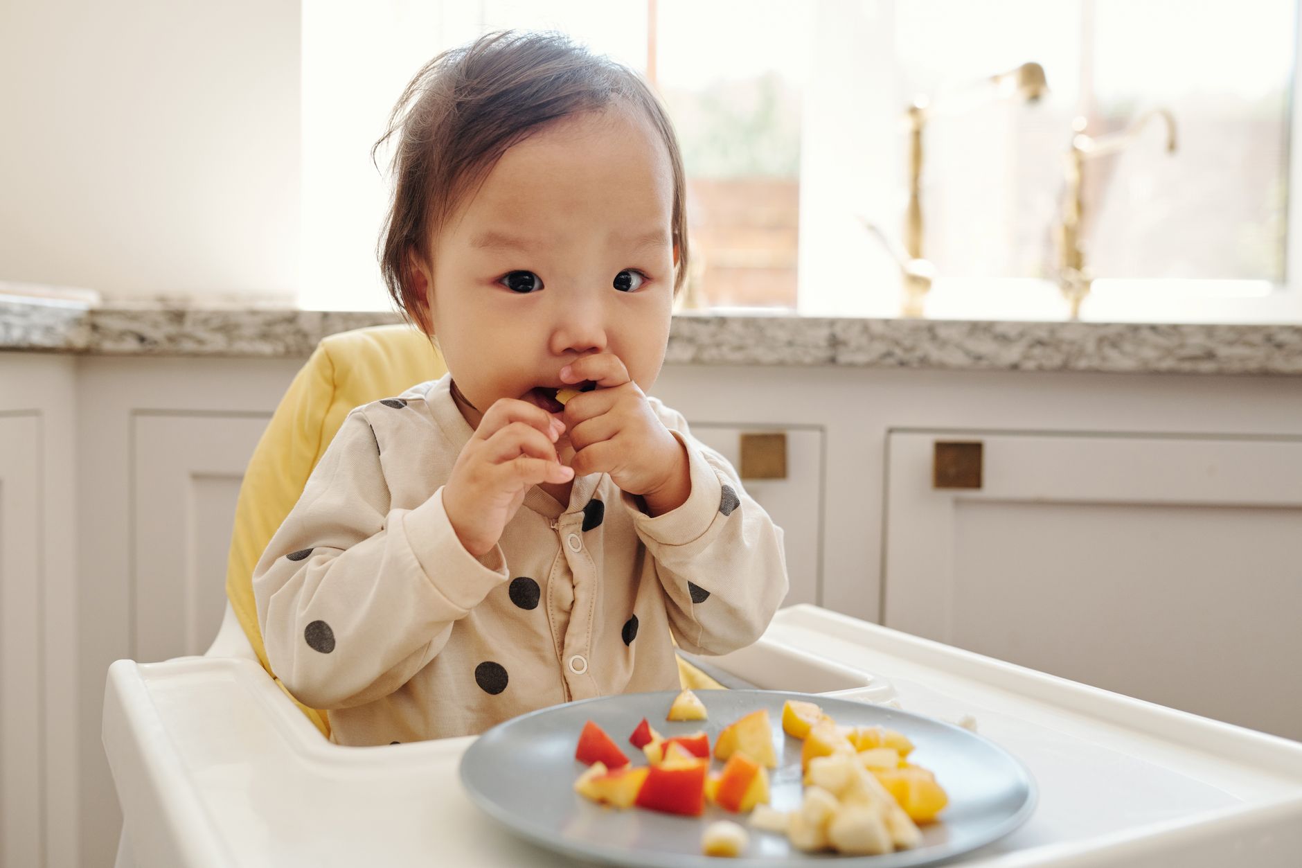 Tranziția nutrițională a copilului după vârsta de un an: cum se gestionează noile nevoi alimentare