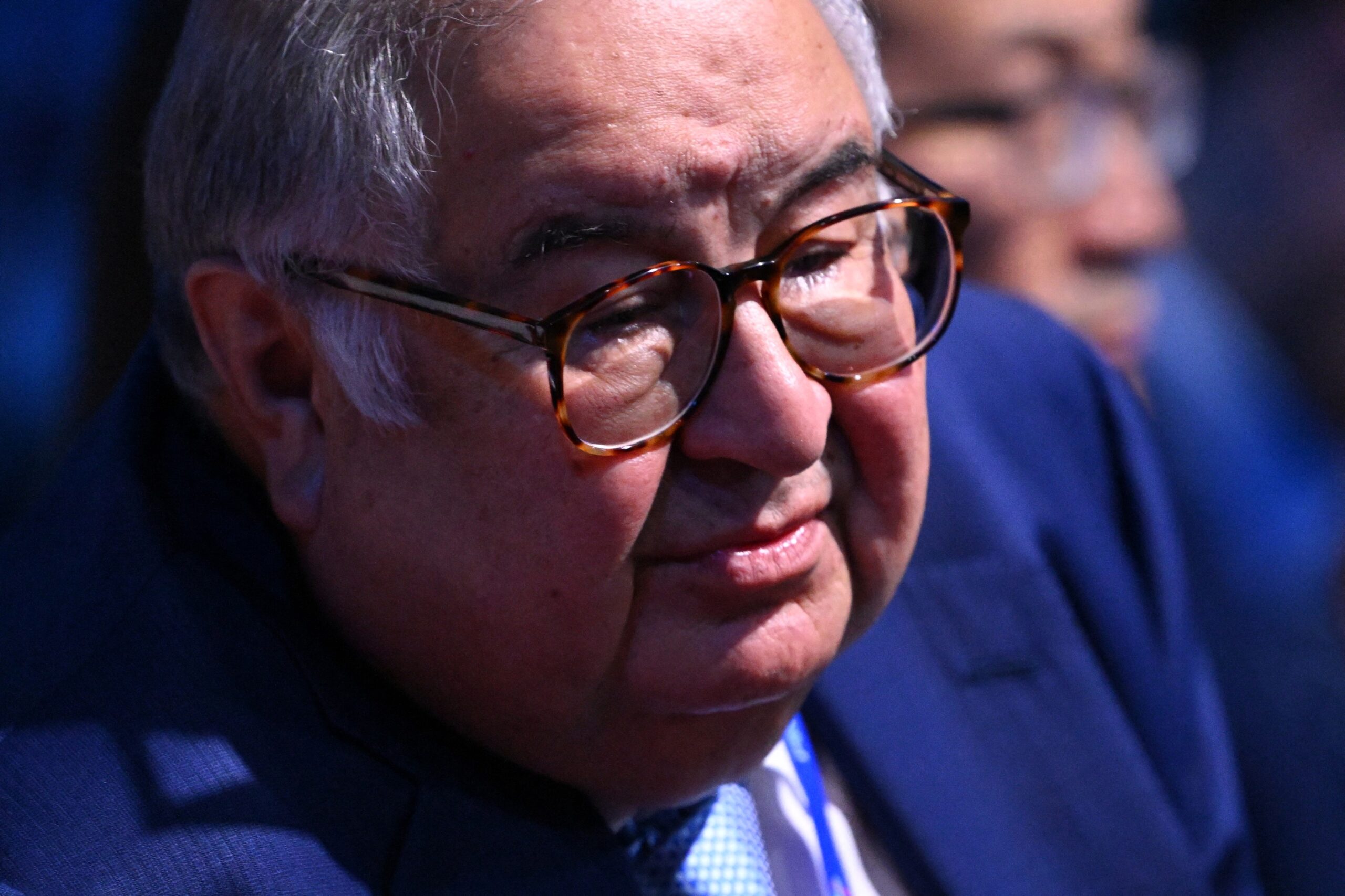 Tensiuni în UE: Franța cere excluderea miliardarului Alisher Usmanov de pe lista de sancțiuni împotriva Rusiei