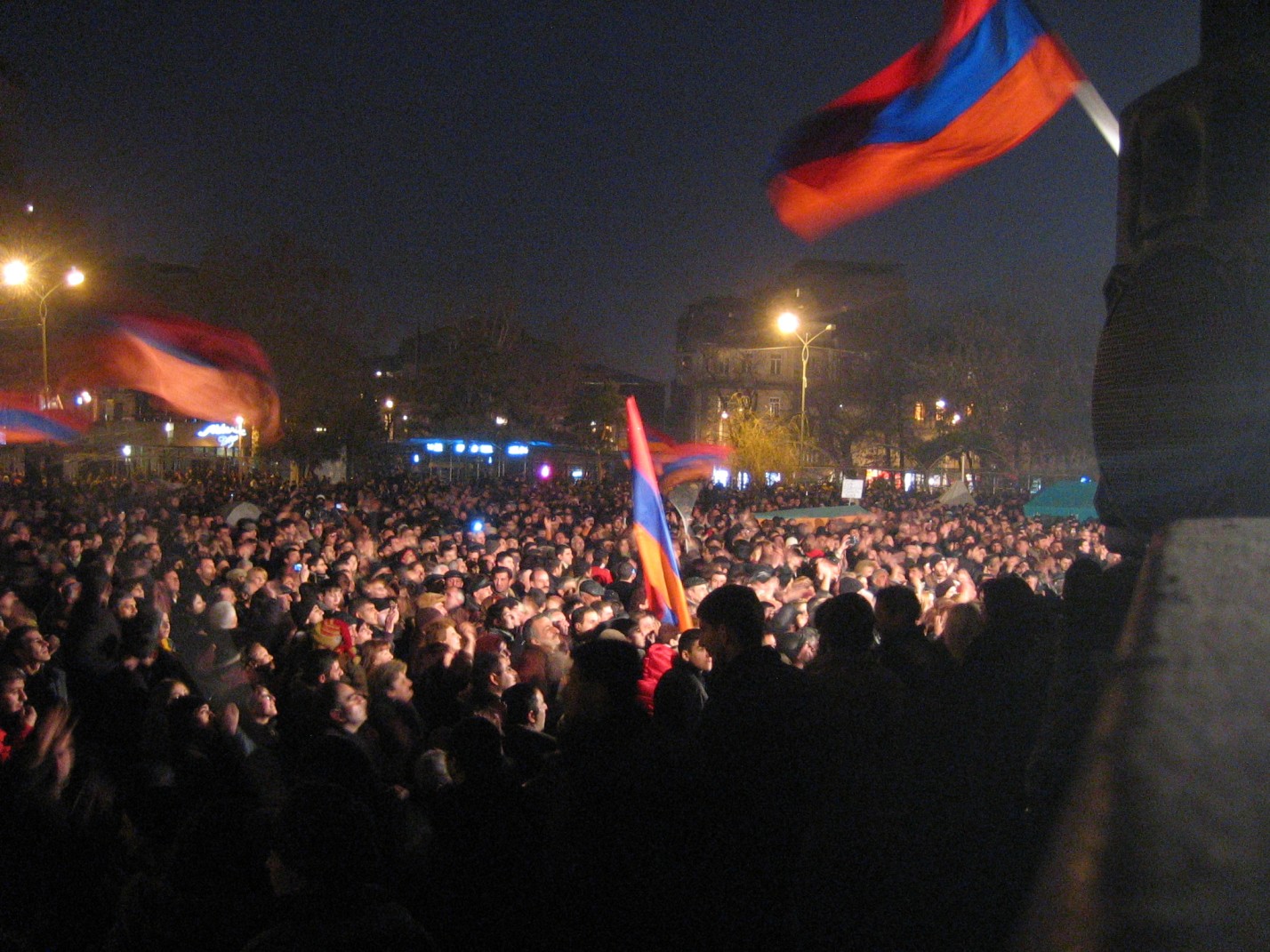 Mitinng de susținere pentru Călin Georgescu în fața Arestului Central: aproximativ 200 de persoane au participat