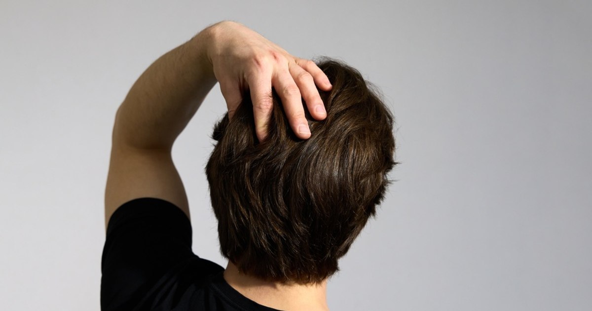 Diferența dintre mătreața obișnuită și dermatita seboreică: cum alegi un șampon potrivit